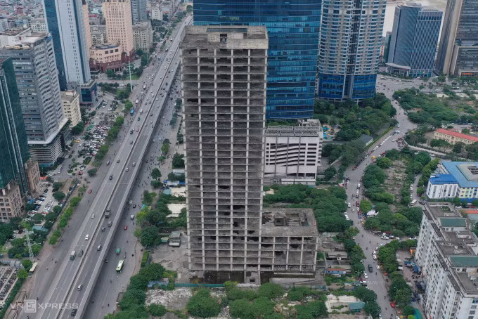 Công trình có vị trí "đất vàng" trên trục đường chính Phạm Hùng, hiện bỏ hoang. Ảnh: Ngọc Thành
