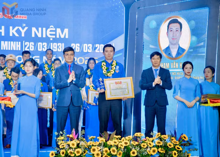 Trung ương Đoàn TNCS Hồ Chí Minh trao tặng giải thưởng Lý Tự Trọng cho Bí thư Đoàn Thanh niên Công ty CP Than Hà Tu- Vinacomin Phạm Văn Hạnh.