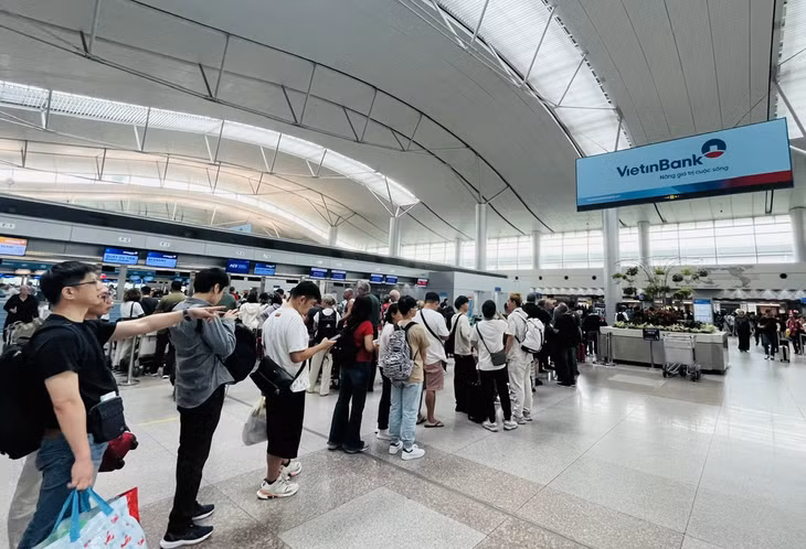 Người dân, du khách xếp hàng chờ làm thủ tục xuất cảnh tại sân bay Tân Sơn Nhất.