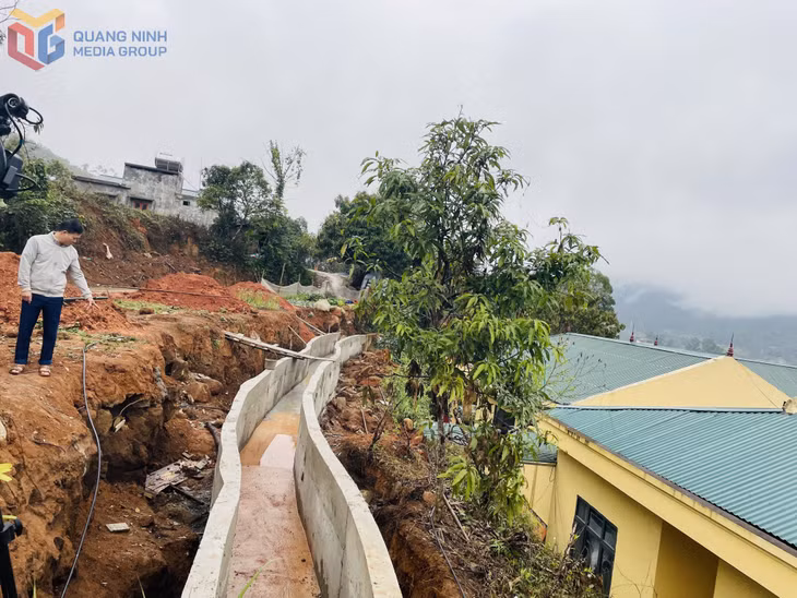 Một số đoạn mương đã được sửa chữa đổ bê tông đáy và thành mương.