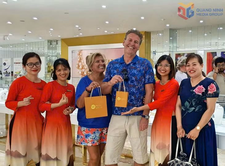 Chị Nguyễn Thùy Hương (ngoài cùng bên phải) chụp ảnh cùng với khách du lịch quốc tế khi đến mua sắm tại showroom Le Pear của Công ty CP Ngọc trai Hạ Long.