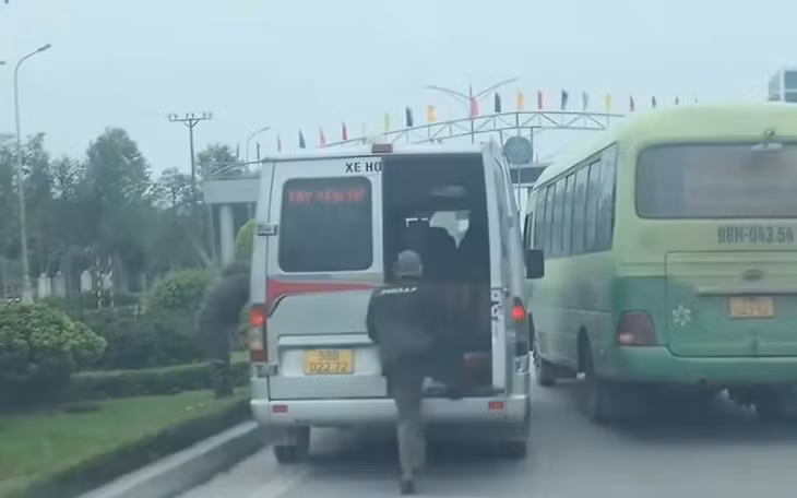 Hình ảnh các xe chèn ép nhau, dừng đỗ giữa lòng đường một chiều đón, trả khách. Ảnh cắt từ clip.