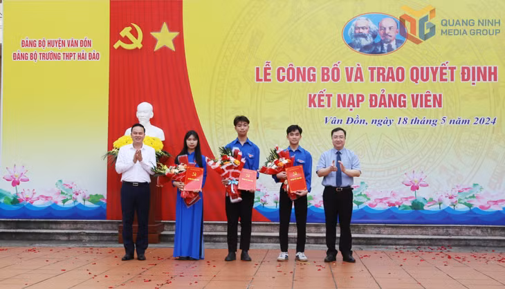 Đồng chí Đặng Xuân Phương, Phó Bí thư Tỉnh ủy, Trưởng Đoàn ĐBQH tỉnh trao Quyết định kết nạp Đảng cho 3 học sinh xuất sắc, ưu tú của Trường THPT Hải Đảo tháng 5/2024