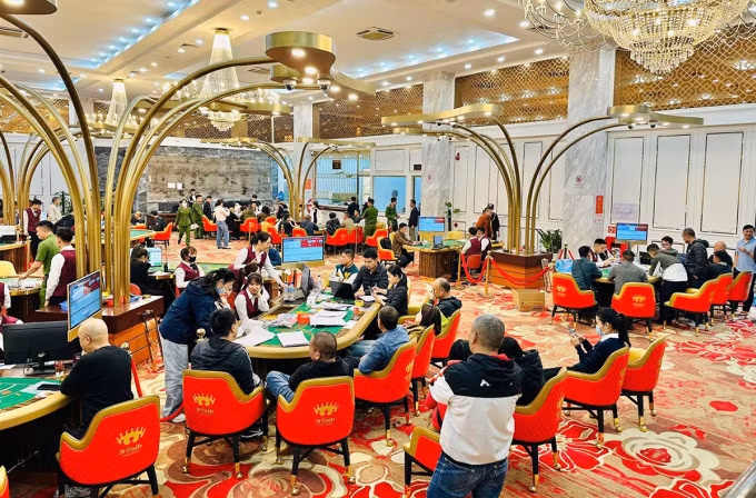 Toàn cảnh câu lạc bộ đánh bạc lúc bị bắt quả tang. Ảnh: Bộ Công an