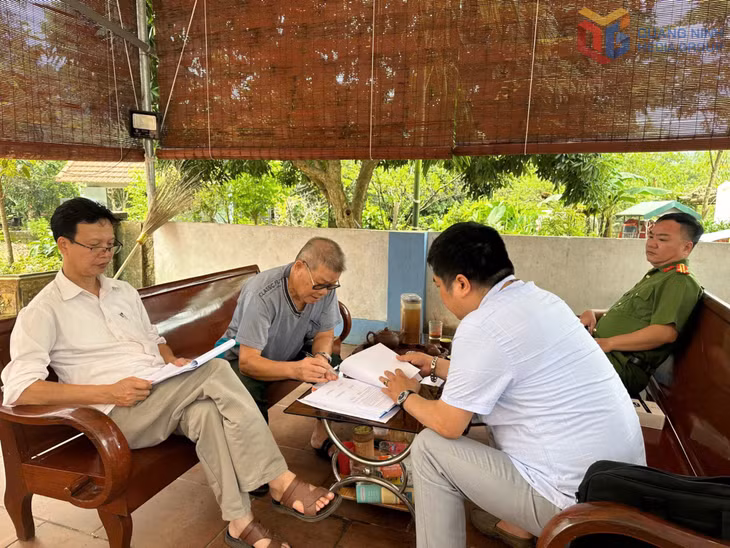 Ủy ban MTTQ xã Sơn Dương và các đơn vị chức năng vận động nhân dân bàn giao mặt bằng. (Ảnh cơ sở cung cấp)
