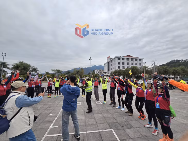 Vận động viên 2 nước sôi nổi giao lưu sau khi đến điểm kết thúc hành trình.