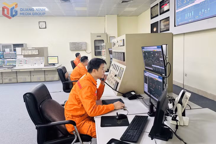 Cán bộ, công nhân Công ty Nhiệt điện Uông Bí vận hành tổ máy.