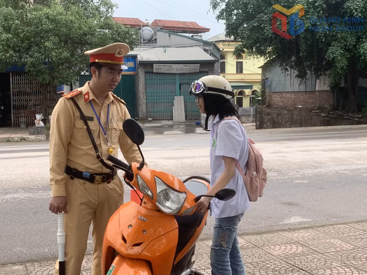 Cán bộ CSGT tuyên truyền, nhắc nhở học sinh tuân thủ Luật Trật tự ATGT đường bộ khi lưu thông trên đường.