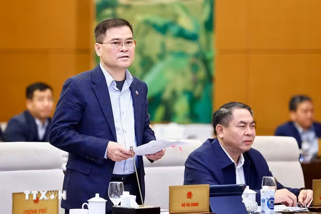 Thứ trưởng Bộ Tài chính Bùi Văn Khắng trình bày tóm tắt tờ trình. (Ảnh: Doãn Tấn/TTXVN)