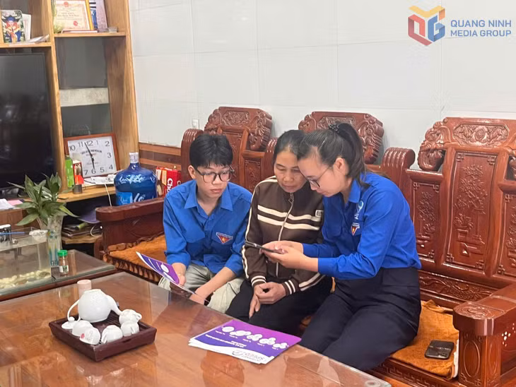 Đoàn Thanh niên xã Dân Chủ đến tận nhà các hộ dân trên địa bàn xã để hướng dẫn về cách thức sử dụng dịch vụ công trực tuyến và phổ biến những điều cần lưu ý khi tham gia các giao dịch trực tuyến.