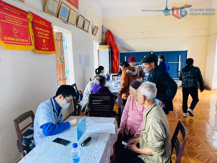 Đoàn thanh niên Trung tâm Y tế huyện Tiên Yên tư vấn, phát thuốc miễn phí cho người dân trên địa bàn.