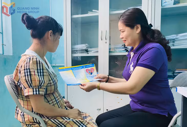 Cán bộ dân số Trạm Y tế xã Bắc Sơn (TP Móng Cái) tư vấn SKSS cho phụ nữ trên địa bàn.