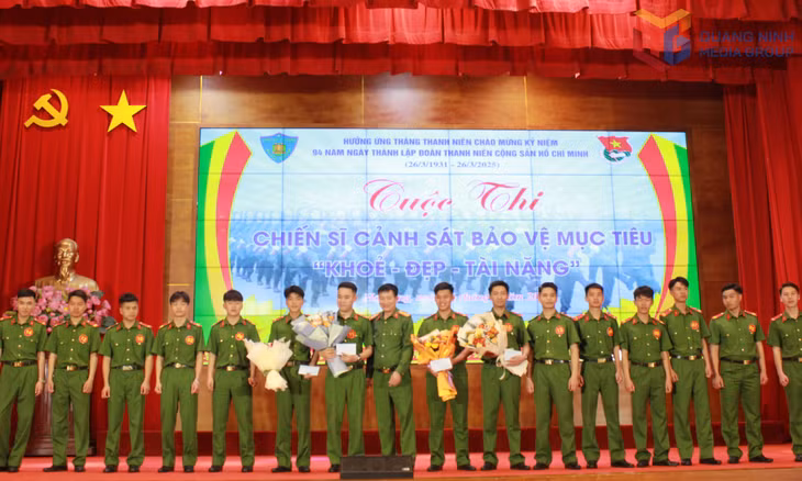 Lãnh đạo Phòng Cảnh sát Cơ động tặng hoa chúc mừng các chiến sĩ cảnh sát BVMT tham gia cuộc thi.