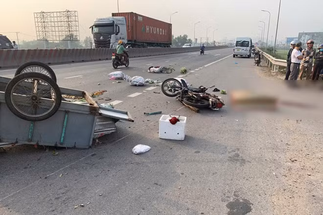 Hiện trường vụ tai nạn giữa xe ô tô 16 chỗ và xe máy trên Quốc lộ 1 qua Bình Định, khiến 1 người tử vong. Ảnh: Quang Anh
