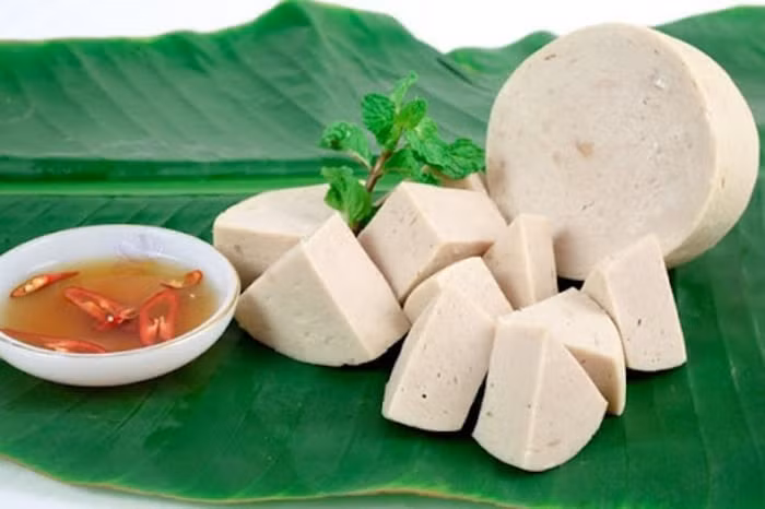 Người tiêu dùng có thể phân biệt giò chứa hàn the bằng quan sát. (Ảnh minh hoạ)