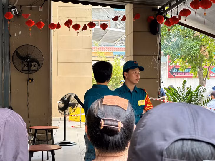 Lực lượng chức năng đang phong tỏa hiện trường để tiến hành điều tra.