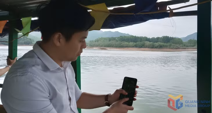 Du thuyền trên sông Ba Chẽ.