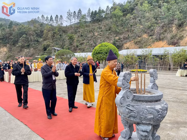 Tăng ni, Phật tử và đại biểu thực hiện nghi lễ dâng hương tưởng niệm.