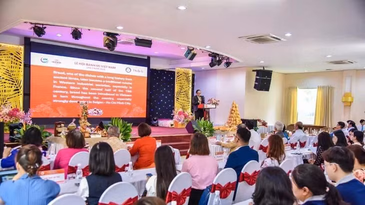 PGS.TS. Huỳnh Quốc Thắng, Phó Chủ tịch Hiệp hội Du lịch Thành phố Hồ Chí Minh trình bày về quá trình hình thành và phát triển bánh mì Việt Nam.