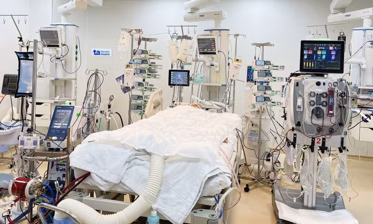 Nhiều loại máy móc hiện đại nhất tại khoa ICU được sử dụng để cứu ông Đ. L. bị suy đa tạng.Ảnh: BV