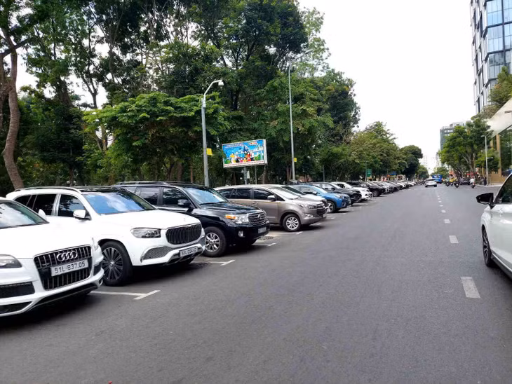 Điểm đỗ ôtô thu phí trên đường Lê Lai (Quận 1) kín xe. Ảnh: Minh Quân