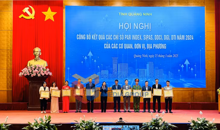 Đồng chí Vi Ngọc Bích, Phó Chủ tịch Thường trực HĐND tỉnh, tặng Bằng khen của UBND tỉnh cho cá nhân có thành tích xuất sắc trong phong trào thi đua "Đẩy mạnh cải cách hành chính trên địa bàn tỉnh Quảng Ninh" năm 2024 (3-2025). Ảnh: Mạnh Trường