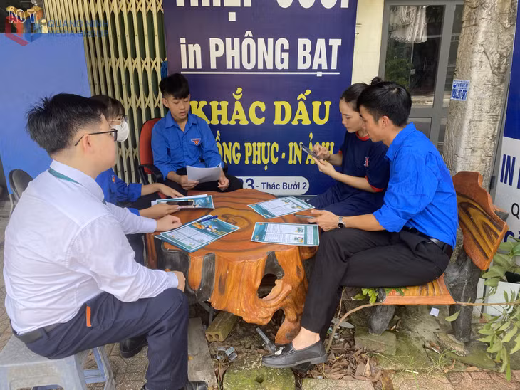 ĐVTN huyện Tiên Yên tuyên truyền, hướng dẫn người dân tiếp cận các tiện ích số.