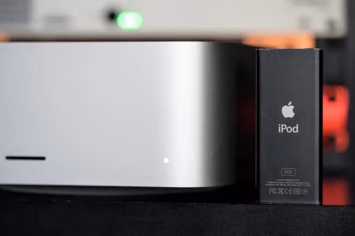 Tất cả sức mạnh gói gọn trong thân hình chỉ cao hơn iPod nano một chút. Ảnh: The Verge.