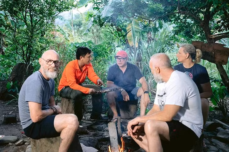 Khách nước ngoài trải nghiệm du lịch cộng đồng ở phía tây huyện Lệ Thủy, tỉnh Quảng Bình.