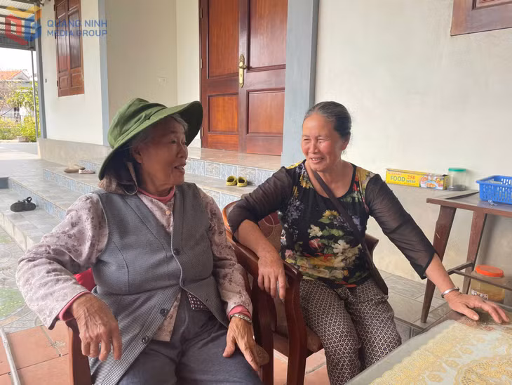 Bà Hoàng Thị Bèo và bà Hà Thị Kiêm cùng nhau ôn lại kỷ niệm khi tham gia dân quân tại Trung đội nữ Minh Vương của xã Liên Hòa.