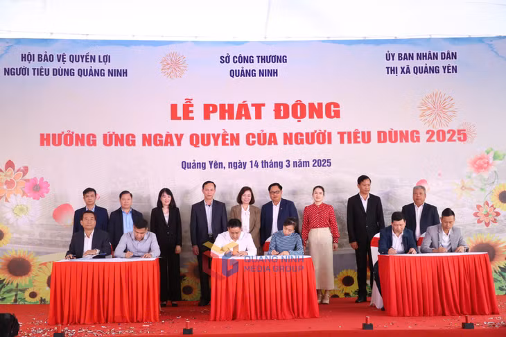 Đại diện các doanh nghiệp ký cam kết “Doanh nghiệp sản xuất, cung cấp dịch vụ đảm bảo an toàn, chất lượng vì người tiêu dùng” năm 2025 tại Lễ phát động hưởng ứng Ngày Quyền của người tiêu dùng Việt Nam năm 2025.