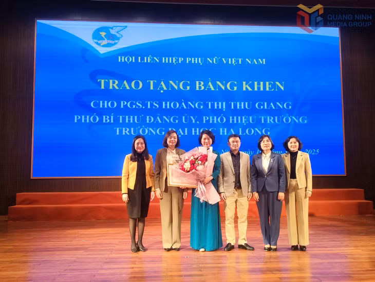 Hội Liên hiệp Phụ nữ tỉnh trao tặng Bằng khen của Trung ương Hội LHPN Việt Nam cho PGS.TS Hoàng Thị Thu Giang, Phó Bí thư Đảng ủy, Phó Hiệu trưởng trường Đại học Hạ Long.
