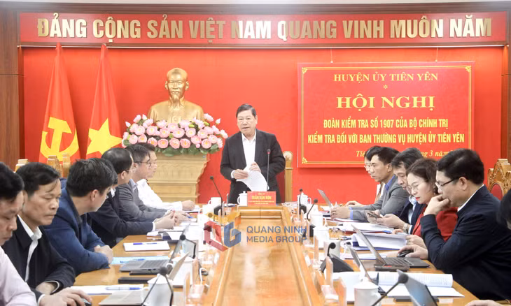 Đồng chí Trần Văn Rón, Ủy viên Trung ương Đảng, Phó Chủ nhiệm Thường trực Ủy ban Kiểm tra Trung ương, phát biểu tại buổi kiểm tra Ban Thường vụ Huyện ủy Tiên Yên.