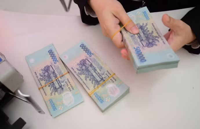 Giao dịch tại ngân hàng - Ảnh: QUANG ĐỊNH