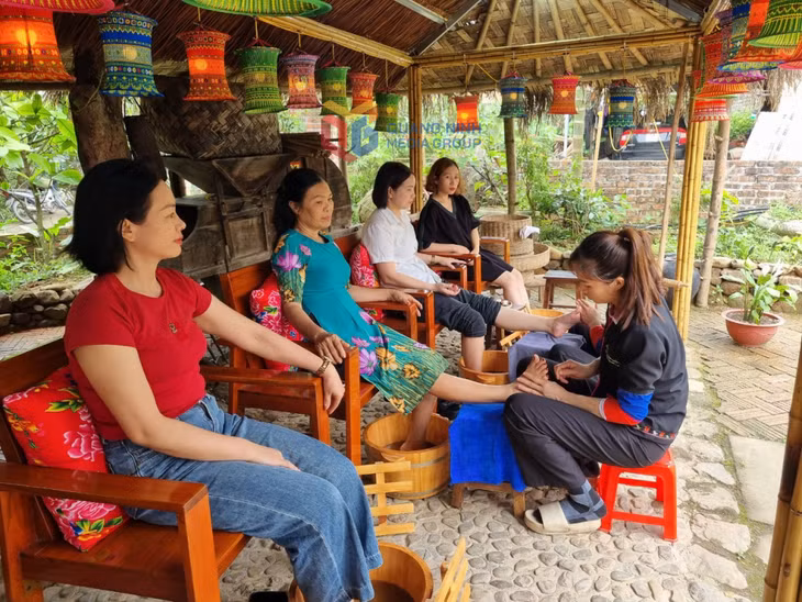 Trải nghiệm dịch vụ ngâm chân của người Dao Thanh Y tại xã Thượng Yên Công, dưới chân núi Yên Tử.