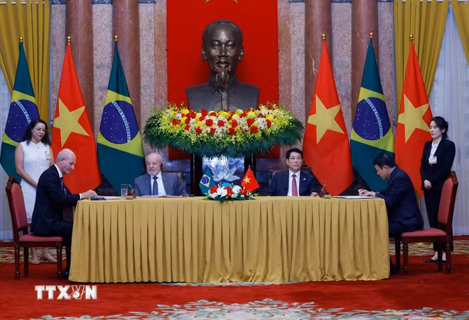 Chủ tịch nước Lương Cường và Tổng thống Cộng hòa Liên bang Brazil Luiz Inácio Lula da Silva chứng kiến lễ ký Biên bản ghi nhớ về thành lập tổ công tác thúc đẩy hợp tác thương mại và công nghiệp giữa hai nước. (Ảnh: Lâm Khánh/TTXVN)