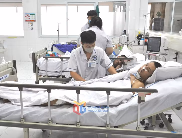 Nhân viên y tế Khoa Khám bệnh - cấp cứu, Bệnh viện Lão khoa - PHCN tỉnh chăm sóc sức khỏe cho bệnh nhân.