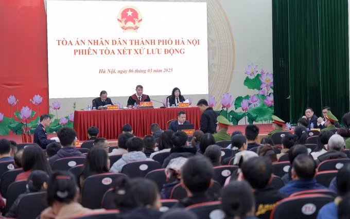 Phiên tòa của TAND Hà Nội do thẩm phán Trần Nam Hà làm chủ tọa, được xét xử lưu động tại Hội trường UBND xã Quang Tiến, huyện Sóc Sơn với gần 200 người dân đến tham dự. Ảnh: Danh Lam