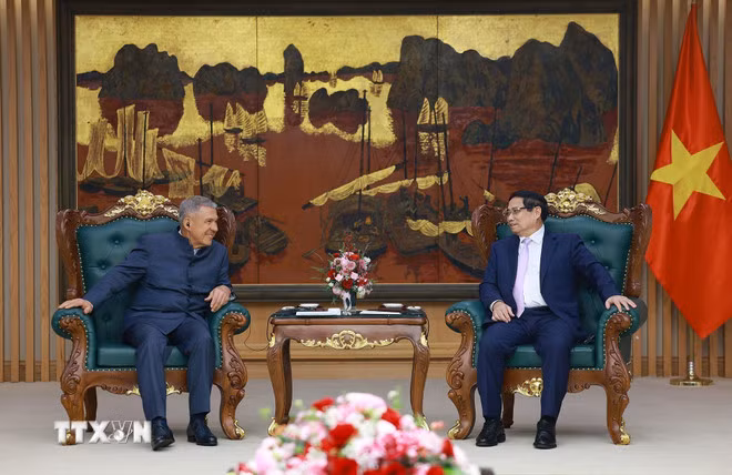 Thủ tướng Phạm Minh Chính tiếp ông Rustam Minnikhanov, người đứng đầu Cộng hòa Tatarstan thuộc Liên bang Nga. (Ảnh: Dương Giang/TTXVN)