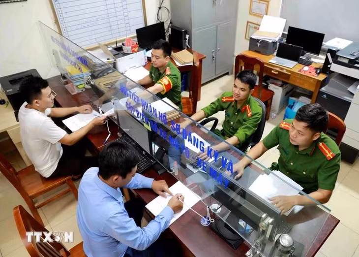 Người dân thực hiện thủ tục hành chính tại xã Yên Dương, huyện Tam Đảo, tỉnh Vĩnh Phúc. (Ảnh: Hoàng Hùng/TTXVN)