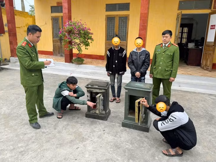 4 đối tượng bị bắt giữ cùng tang vật. Ảnh: Trịnh Phong.