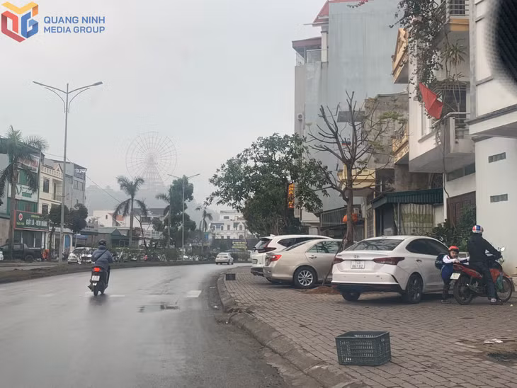 Tình trạng dừng, đỗ phương tiện trên vỉa hè diễn ra khá phổ biến trên địa bàn phường Cao Xanh, TP Hạ Long. (Ảnh chụp lúc 8h ngày 4/3/2025)