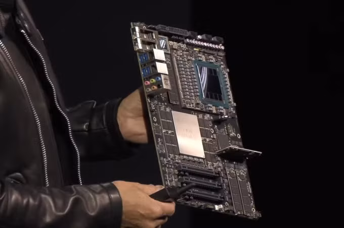 Bo mạch chủ máy tính để bàn DGX Station tích hợp Blackwell Ultra của Nvidia. Ảnh: Nvidia
