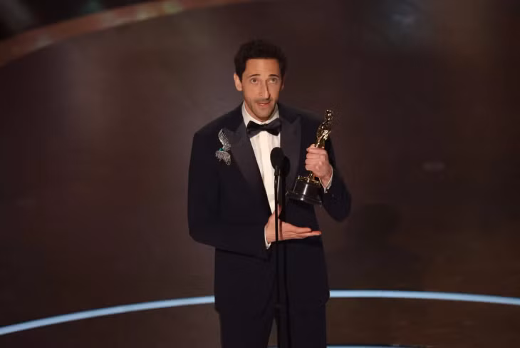 Không có bất ngờ xảy ra tại hạng mục Nam chính xuất sắc nhất, Adrien Brody giành tượng vàng thứ 2 sau hơn 20 năm nhờ vai diễn trong The Brutalist - Ảnh: Reuters
