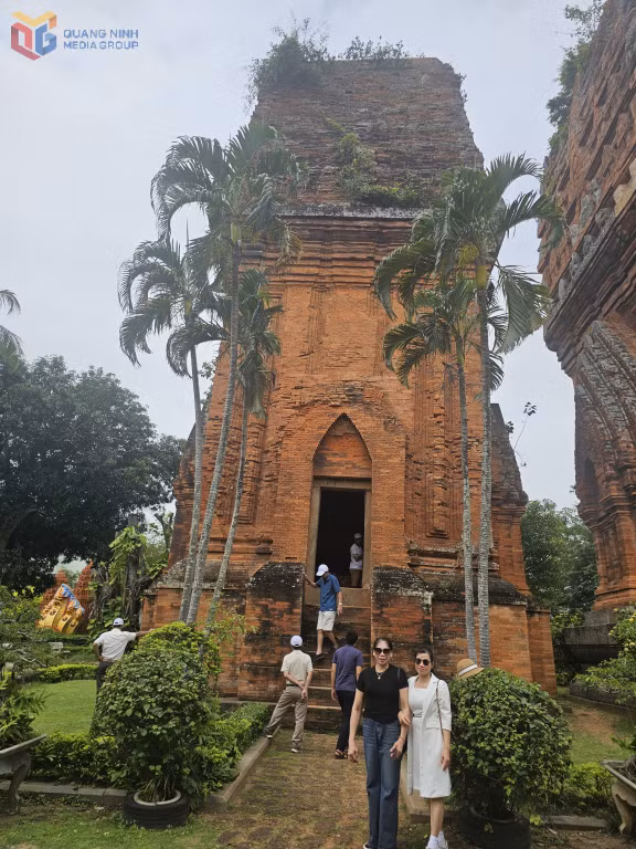 Hàng ngày có rất nhiều du khách đến tham quan Tháp Đôi.