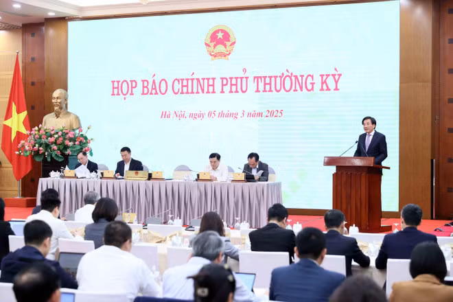 Bộ trưởng Trần Văn Sơn thông tin về tình hình kinh tế-xã hội 2 tháng đầu năm 2025. (Ảnh: Đức Duy/Vietnam+)
