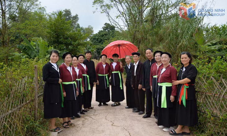 CLB Hát Soọng cô xã Bình Dân (huyện Vân Đồn) chuẩn bị cho buổi hát giao lưu.