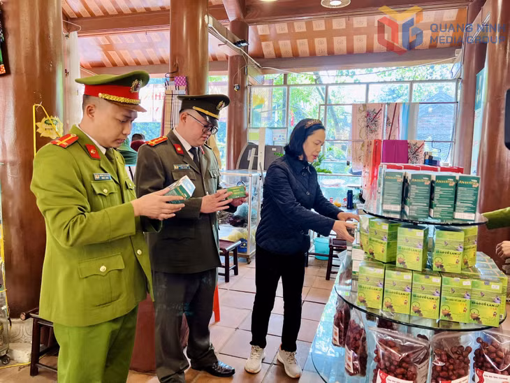 Lực lượng chức năng kiểm tra các mặt hàng được bày bán trong khuôn viên Khu di tích danh thắng Yên Tử.
