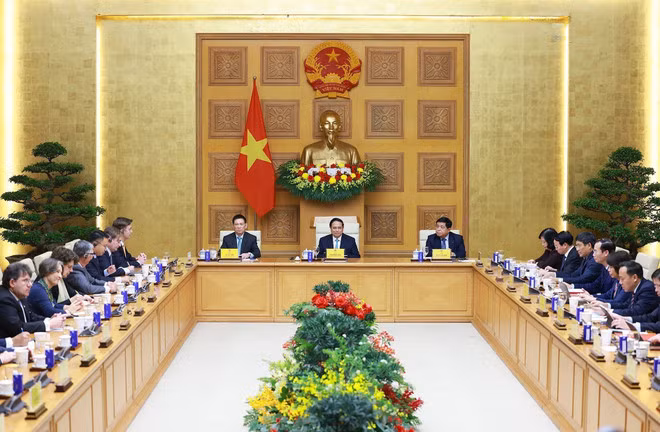 Thủ tướng Phạm Minh Chính và các Phó Thủ tướng Hồ Đức Phớc, Nguyễn Chí Dũng chủ trì tọa đàm với các doanh nghiệp châu Âu. (Ảnh: Dương Giang/TTXVN)