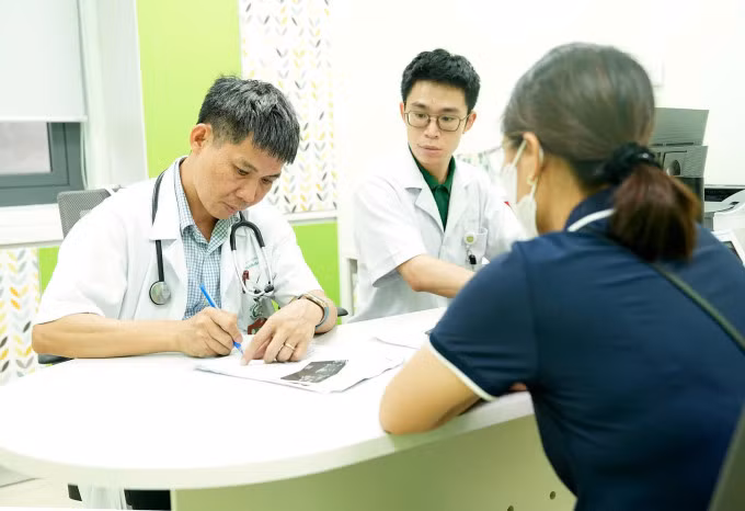 Bệnh nhân khám ngoài giờ hành chính tại Bệnh viện Bạch Mai. Ảnh: Thế Anh